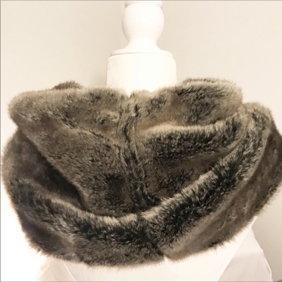 - Faux fur infinity scarf - Picture 4 of 4